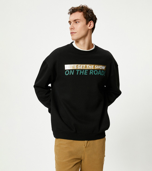 سويتشيرت برقبة مستديرة بطبعة 