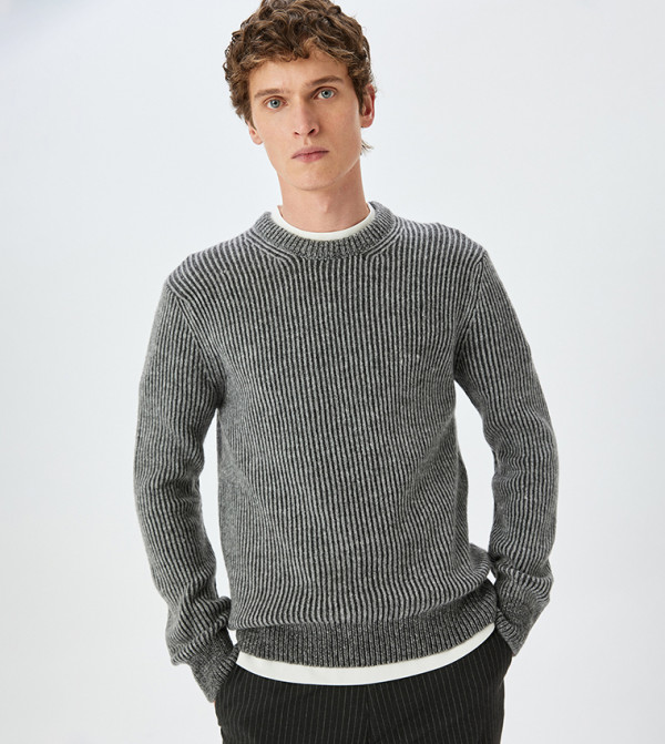 سويتر محبوك مرن برقبة مستديرة 