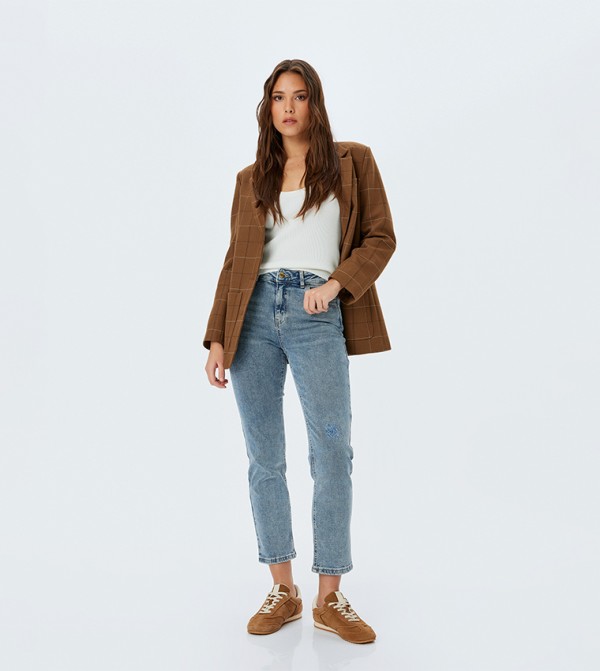 بنطال جينز مغسول بقصة ضيقة 