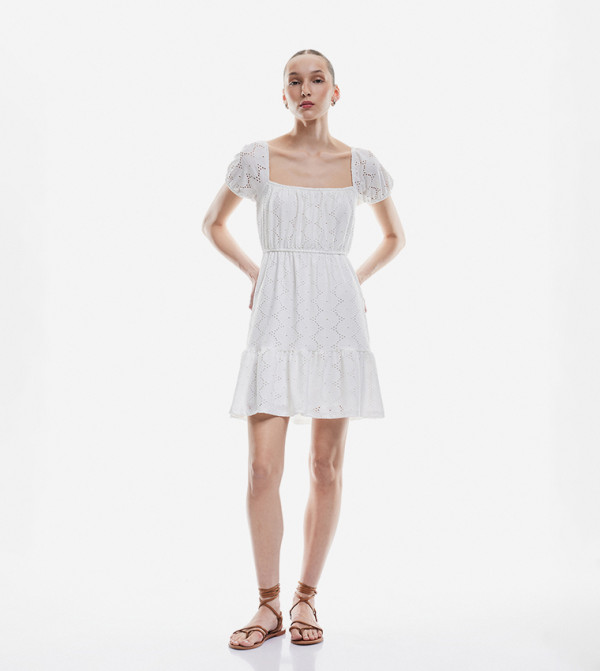 فستان قصير عروس بياقة مربعة 