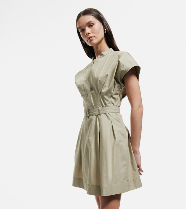 فستان قصير سادة بياقة V  وحزام 