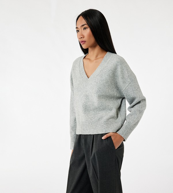 سويتر محبوك برقبة V 