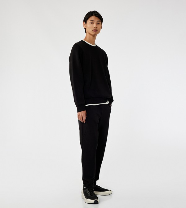 بنطلون جوغر بقصة ضيقة ورباط 