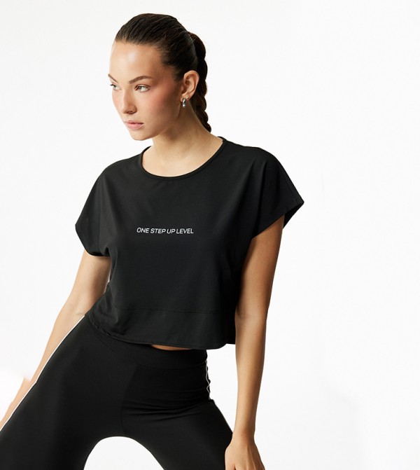 تيشيرت رياضة قصير بقبة مستديرة وطبعة 