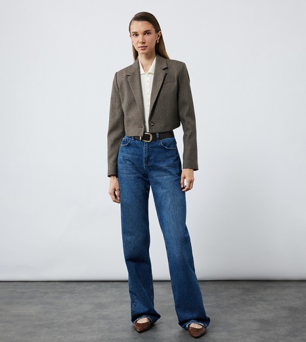 بليزر قصير بنقشة وياقة لابل 