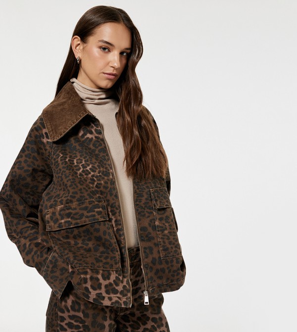 جاكيت بطبعة نمر وكم طويل 