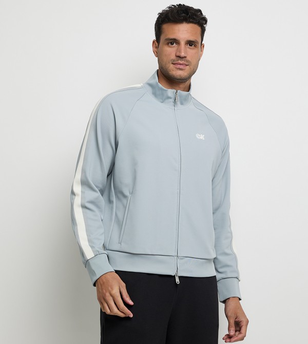 جاكيت بخط جانبي وياقة عالية