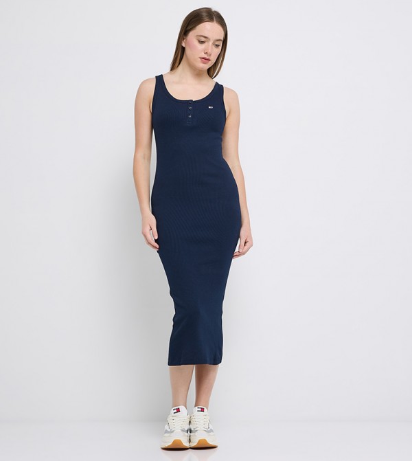 فستان ميدي بلا أكمام بشعار