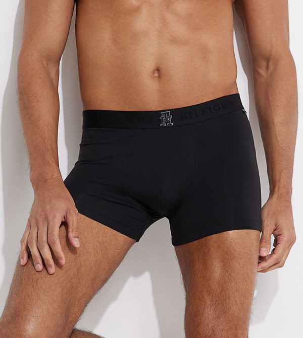 سروال داخلي مزين بالشعار