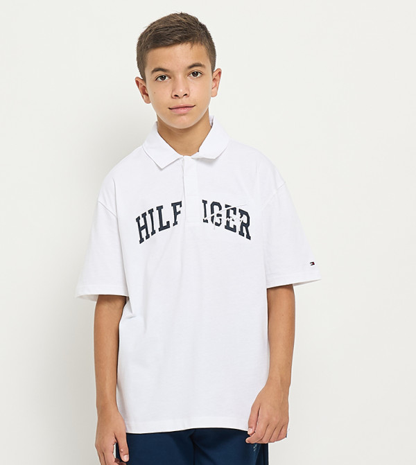 تيشيرت بولو بشعار وكم قصير 