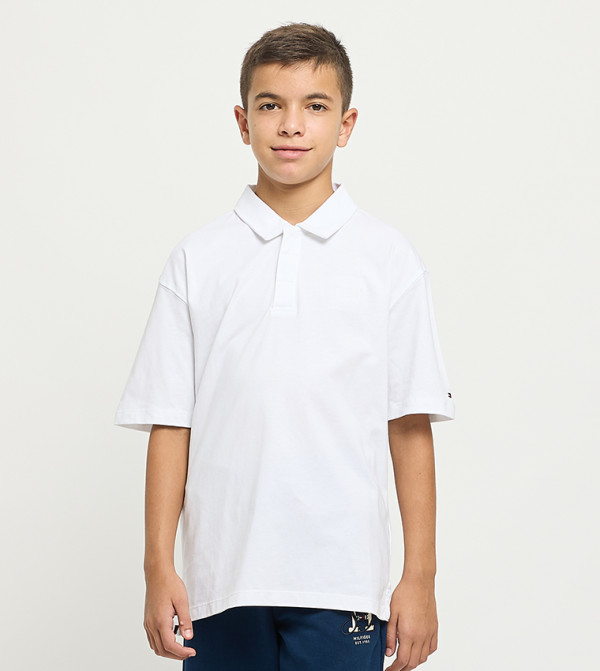 تيشيرت بولو مطرز بالشعار وكم قصير 