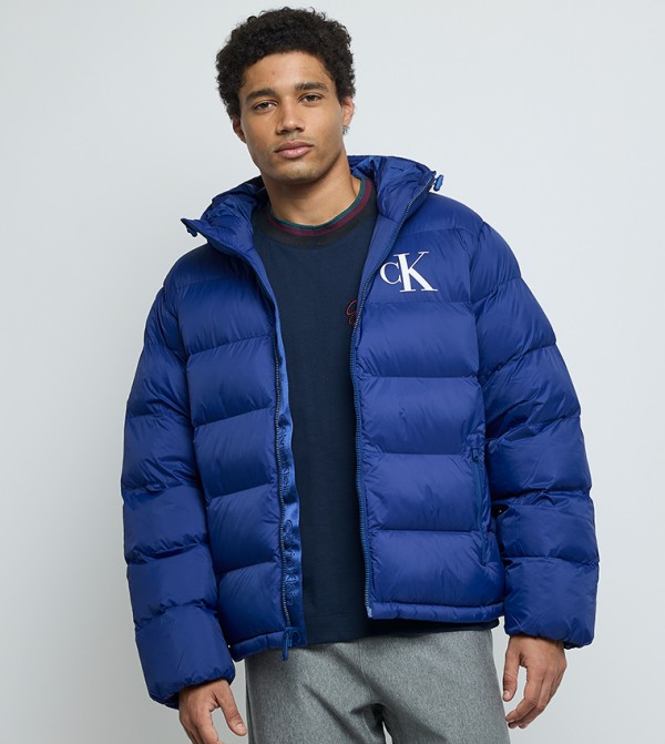 جاكيت بافر هودي مطبوع بشعار مونوغرام