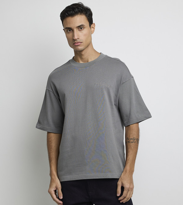 تيشيرت بشعار مطرز وكم قصير 