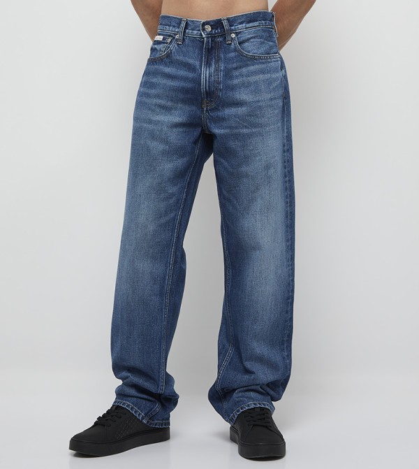 بنطلون جينز مريح بقصة مستقيمة 