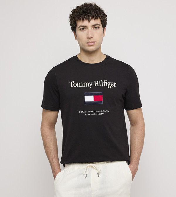 تيشيرت مطرز بشعار وقبة مستديرة 