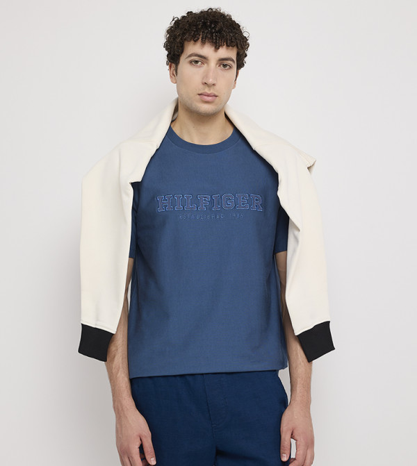 تيشيرت مطرز بشعار وقبة مستديرة 