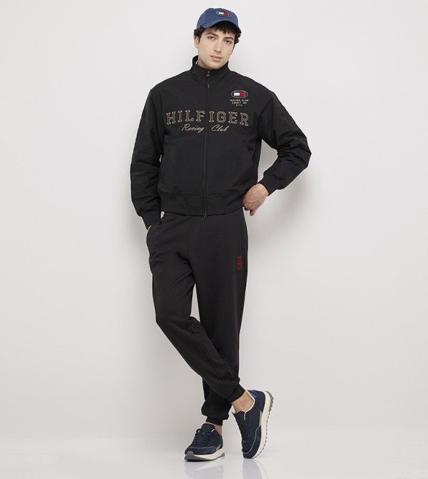 بنطلون جوغر برباط مطرز بشعار 