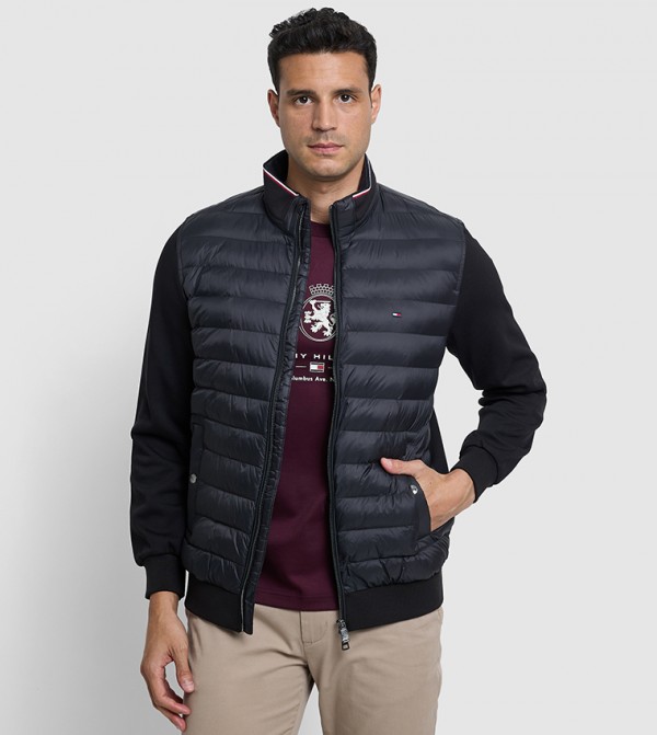 جاكيت بسحاب وياقة عالية وكم طويل 