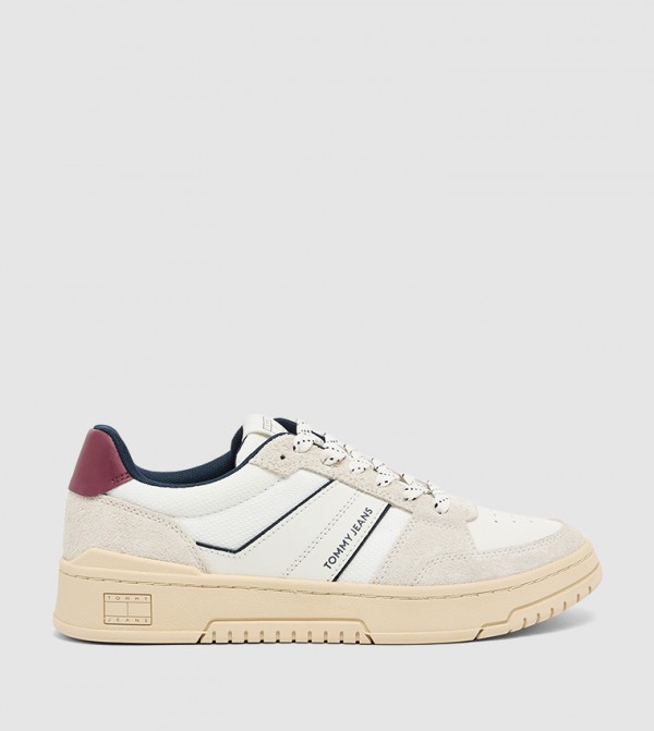 سنيكرز بطبعة شعار ورباط 