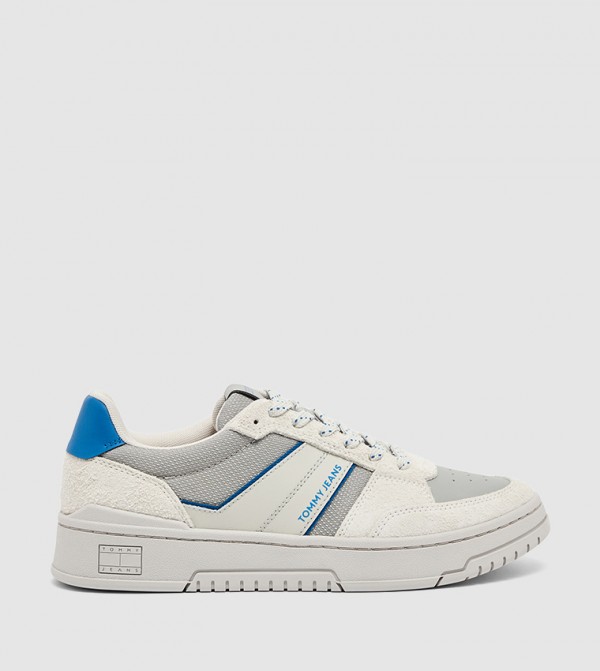 سنيكرز بطبعة شعار ورباط 