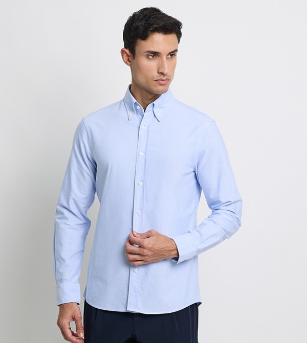 قميص بياقة مثبتة بأزرار 