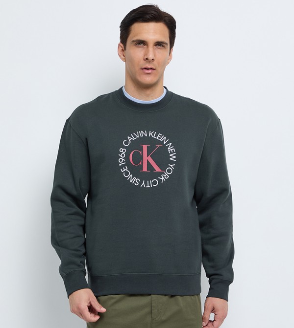 سويتشيرت رجالي بطبعة شعار وقبة مستديرة 