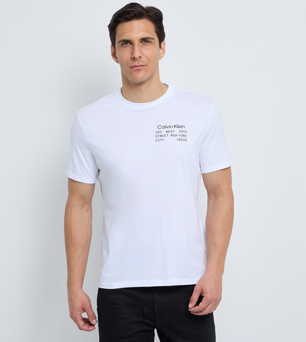 تيشيرت رجالي بطبعة شعار وقبة مستديرة 