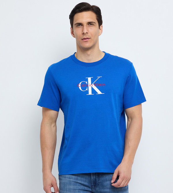 تيشيرت رجالي مطرز بشعار وقبة مستديرة