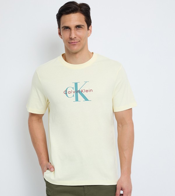 تيشيرت رجالي مطرز بشعار وقبة مستديرة