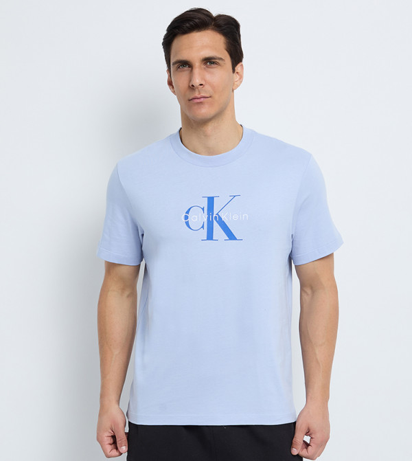 تيشيرت رجالي مطرز بشعار وقبة مستديرة