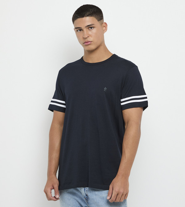 تيشيرت بشعار وقبة مستديرة 