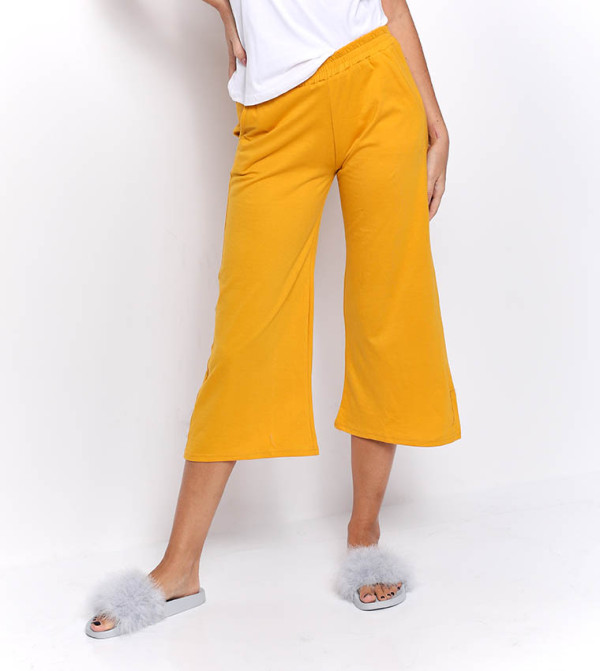 بنطال باللون الأصفر