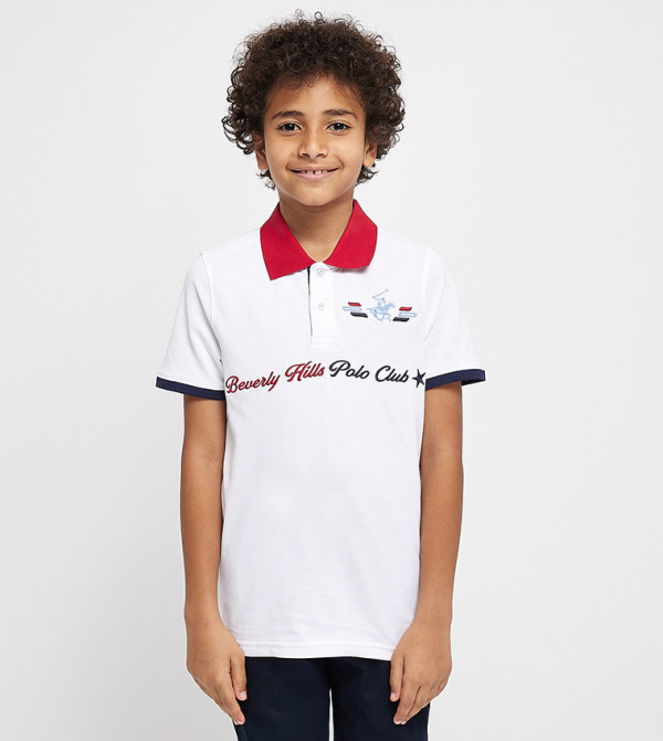 تيشيرت بولو بأكمام قصيرة وشعار العلامة التجارية