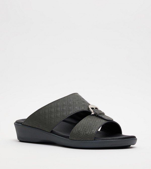 نعال بمقدمة مفتوحة ونقشة 