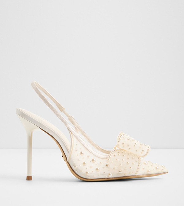 حذاء كعب بمقدمة مدببة وحزام خلفي 