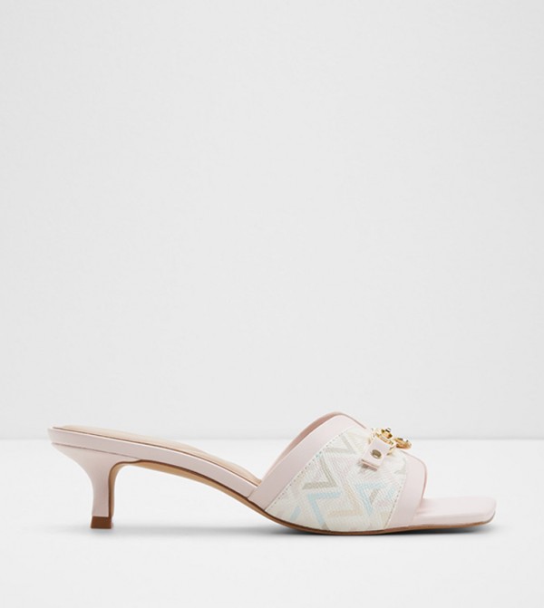 صندل بكعب وإكسسوار معدني 