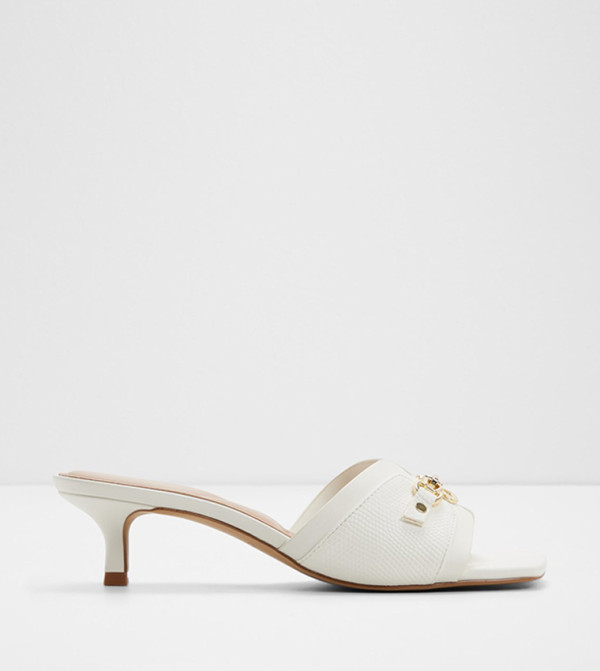 صندل بكعب وإكسسوار معدني 