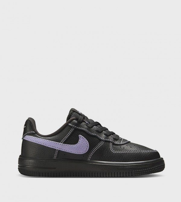 حذاء برباط مزين بشعار