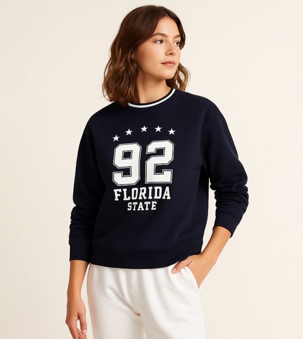 سويتشيرت قطن فليس بطبعة ورقبة مستديرة 