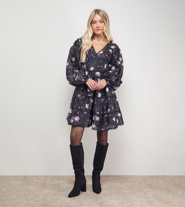 فستان قصير بطبقات وبياقة V 