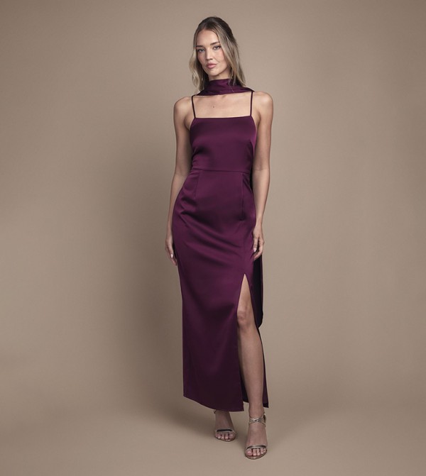 فستان ساتان ماكسي مع وشاح لوصيفات العروسة 