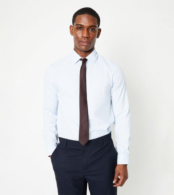 قميص بأكمام طويلة وقصة ضيقة 