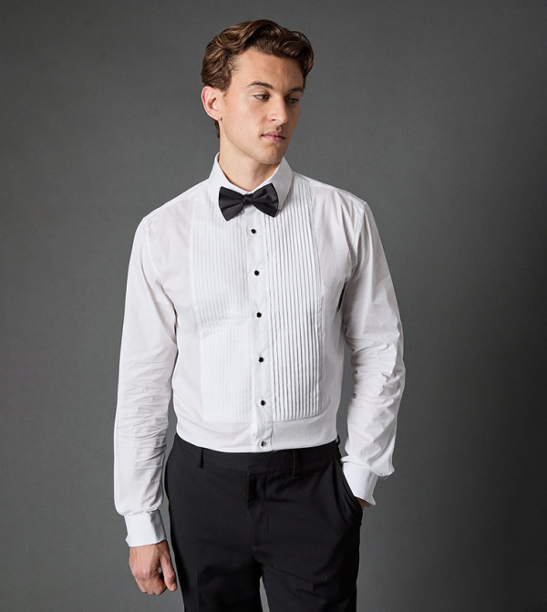 قميص رسمي بكم طويل وقصة مفصلة وكسرات أمامية