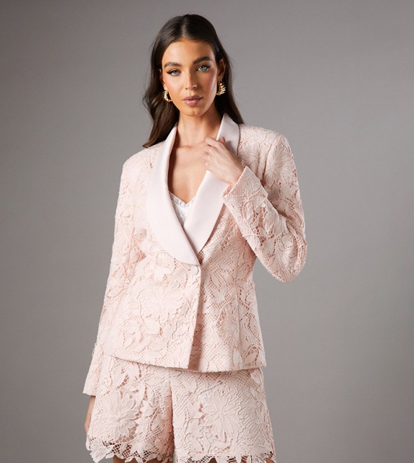 بليزر مزدوج الأزرار بياقة ساتان ودانتيل  