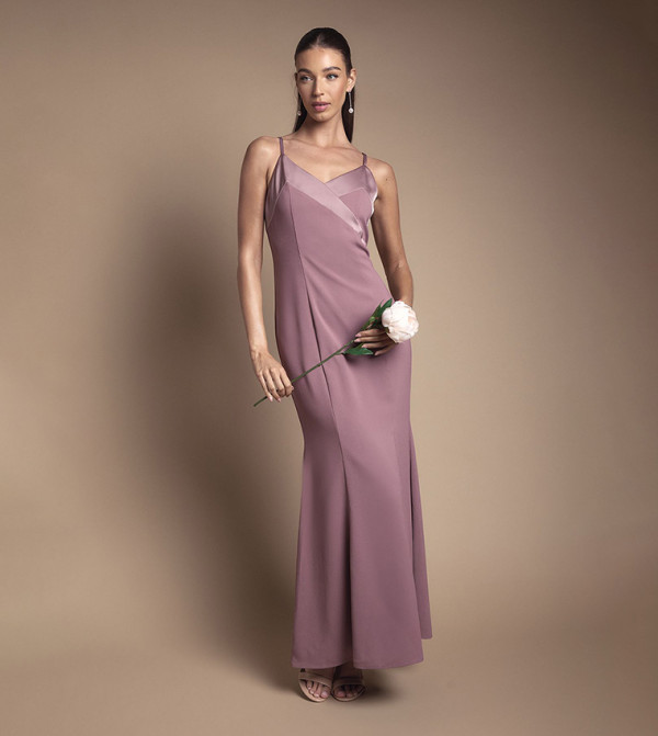 فستان وصيفات عروس ماكسي بحمالات وقبة V مع حواف ساتان