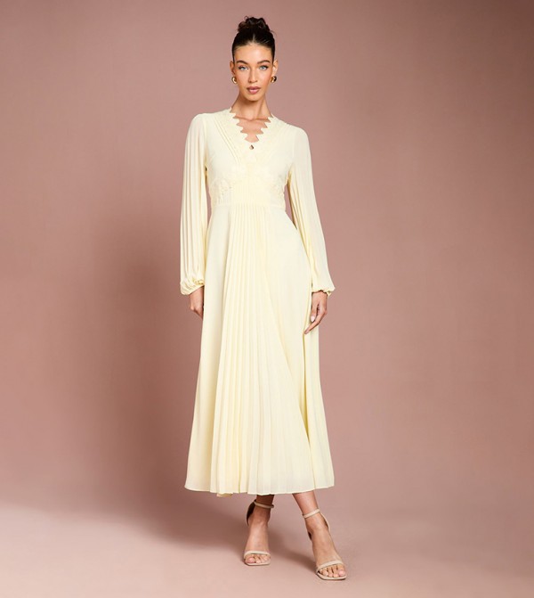 فستان ماكسي بكسرات وحبكة دانتيل