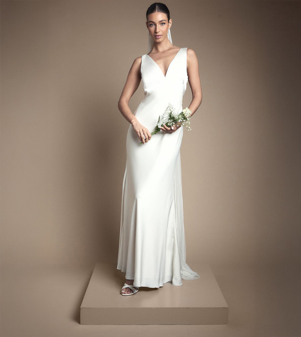 فستان زفاف ساتان ماكسي بقبة V ورباط خلفي