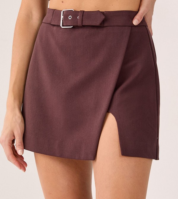 تنورة ميني بحزام وفتحة 