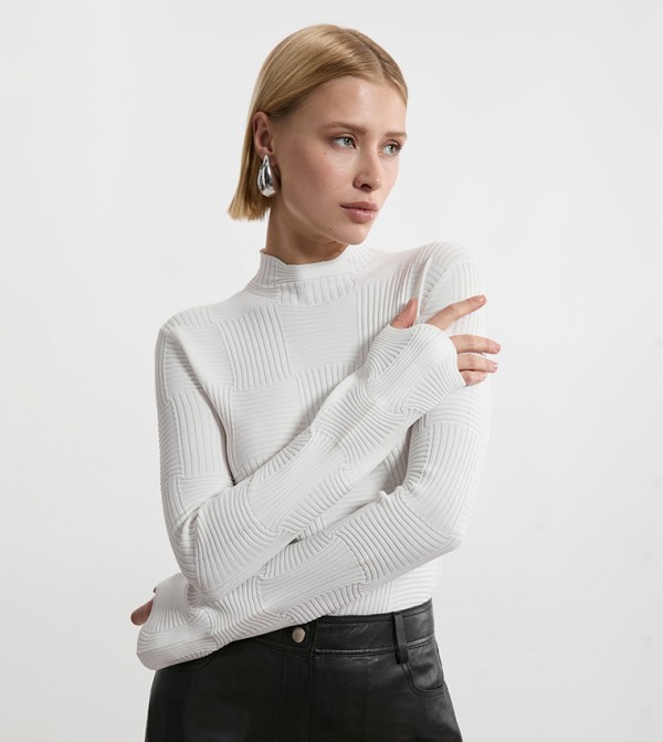 Stitch Detail Scallop Hem Knitted Top
