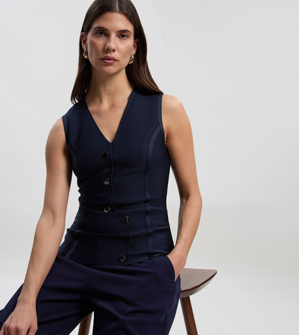 توب بلا كم بأزرار 